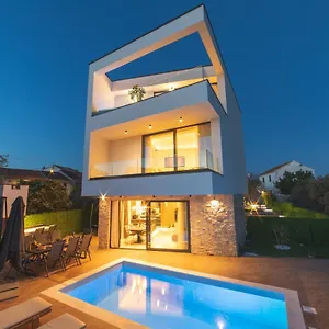 Villa Luxury Favela With Heated Pool, Trogir